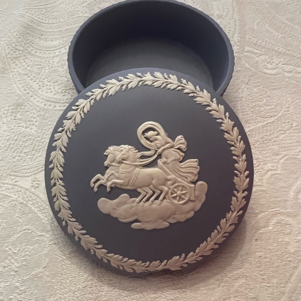 Blue and Cream Decorative Box (CHIPPED LID) - Picture 3 of 4